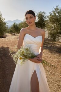 Robe de mariée Orphee sans dentelle satin simple bustier. Petit prix Boutique Mariage essayer Paris showroom rdv