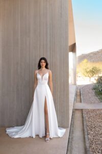 Robe de mariée Oria sans dentelle satin simple fines bretelles fente. Petit prix Boutique Mariage essayer Paris showroom rdv