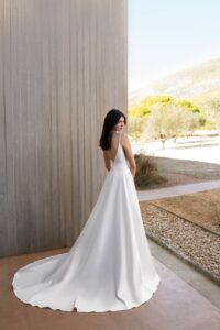Robe de mariée Oria sans dentelle satin simple fines bretelles fente. Petit prix Boutique Mariage essayer Paris showroom rdv