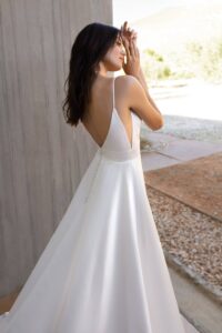 Robe de mariée Oria sans dentelle satin simple fines bretelles fente. Petit prix Boutique Mariage essayer Paris showroom rdv