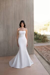 Robe de mariée Orchidée simple près du corps sirène bustier satin sans dentelle. Petit prix Boutique Mariage essayer Paris showroom rdv
