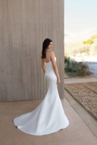 Robe de mariée Orchidée simple près du corps sirène bustier satin sans dentelle. Petit prix Boutique Mariage essayer Paris showroom rdv