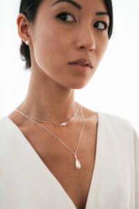 Collier double orné de perles et cristaux Faustine cristaux fin et délicat pour robe de mariée. Accessoire mariage perle. Acheter boutique Paris et en ligne