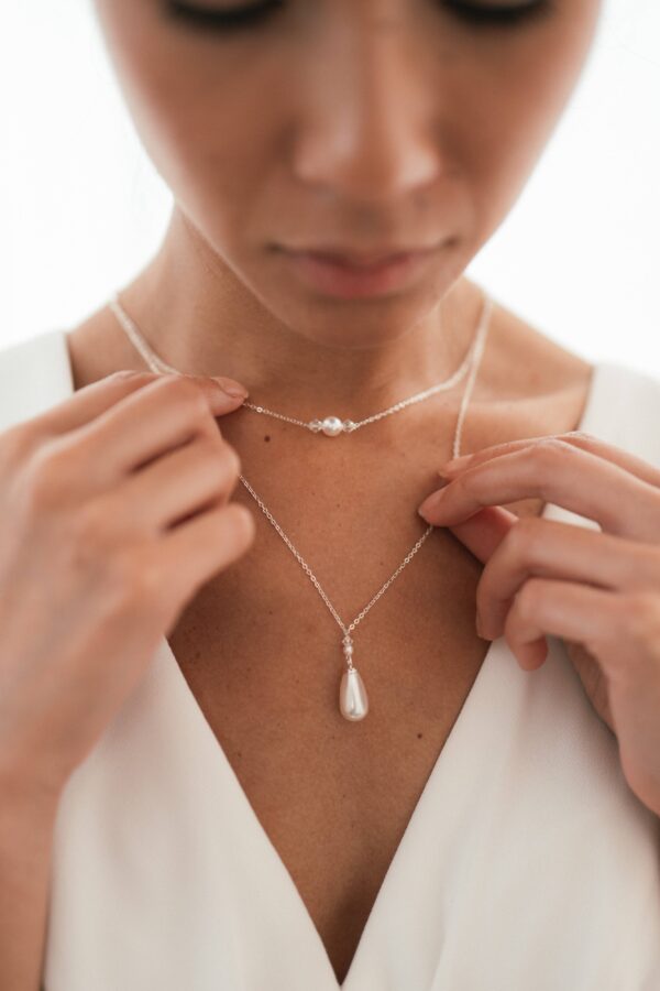 Collier double orné de perles et cristaux Faustine cristaux fin et délicat pour robe de mariée. Accessoire mariage perle. Acheter boutique Paris et en ligne