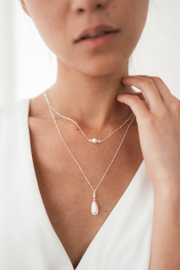 Collier double orné de perles et cristaux Faustine cristaux fin et délicat pour robe de mariée. Accessoire mariage perle. Acheter boutique Paris et en ligne