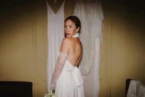 Robe de mariée Atlas, issue de la nouvelle « Collection Blanche » Une robe d'une simplicité et d'une beauté extrêmes. Col américain en mousseline drapé, haut chicissime avec un dos nu à couper le souffle et une jupe en crêpe avec un tombé sublime, orné d'une traîne en mousseline qui part du ruban dans le dos. La traîne et le ruban peuvent être raccourcis lors des retouches et d'autres changements peuvent être demandés lors de la confection de la robe Tissus français, fabrication artisanale près de Rennes en France. A essayer sur RDV chez Pivoines and love à Paris en exclusivité et dispo sur commande. (infos shooting sur notre insta)