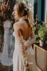 Robe de mariée Atlas, issue de la nouvelle « Collection Blanche » Une robe d'une simplicité et d'une beauté extrêmes. Col américain en mousseline drapé, haut chicissime avec un dos nu à couper le souffle et une jupe en crêpe avec un tombé sublime, orné d'une traîne en mousseline qui part du ruban dans le dos. La traîne et le ruban peuvent être raccourcis lors des retouches et d'autres changements peuvent être demandés lors de la confection de la robe Tissus français, fabrication artisanale près de Rennes en France. A essayer sur RDV chez Pivoines and love à Paris en exclusivité et dispo sur commande. (infos shooting sur notre insta)