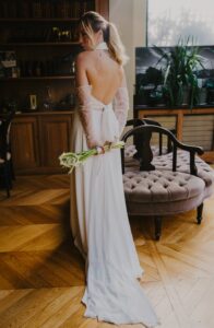 Robe de mariée Atlas, issue de la nouvelle « Collection Blanche » Une robe d'une simplicité et d'une beauté extrêmes. Col américain en mousseline drapé, haut chicissime avec un dos nu à couper le souffle et une jupe en crêpe avec un tombé sublime, orné d'une traîne en mousseline qui part du ruban dans le dos. La traîne et le ruban peuvent être raccourcis lors des retouches et d'autres changements peuvent être demandés lors de la confection de la robe Tissus français, fabrication artisanale près de Rennes en France. A essayer sur RDV chez Pivoines and love à Paris en exclusivité et dispo sur commande. (infos shooting sur notre insta)