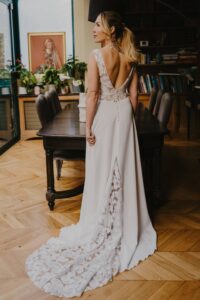 Robe de mariée Naomi col V et sos ouvert en V dentelle moderne. Création française. fait en france Boutique mariage Paris essayer RDV showroom