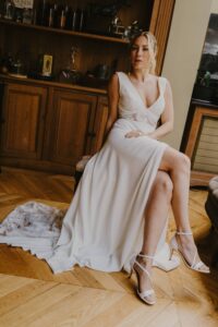 Robe de mariée Naomi col V et sos ouvert en V dentelle moderne. Création française. fait en france Boutique mariage Paris essayer RDV showroom