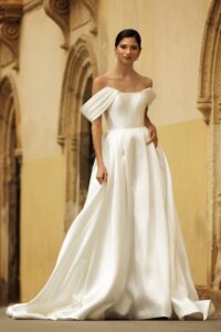 Robe de mariée Loretta. Robe bustier volume satin mikado épaules tombantes. Essayer boutique mariage Paris showroom RDV
