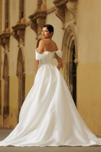 Robe de mariée Loretta. Robe bustier volume satin mikado épaules tombantes. Essayer boutique mariage Paris showroom RDV