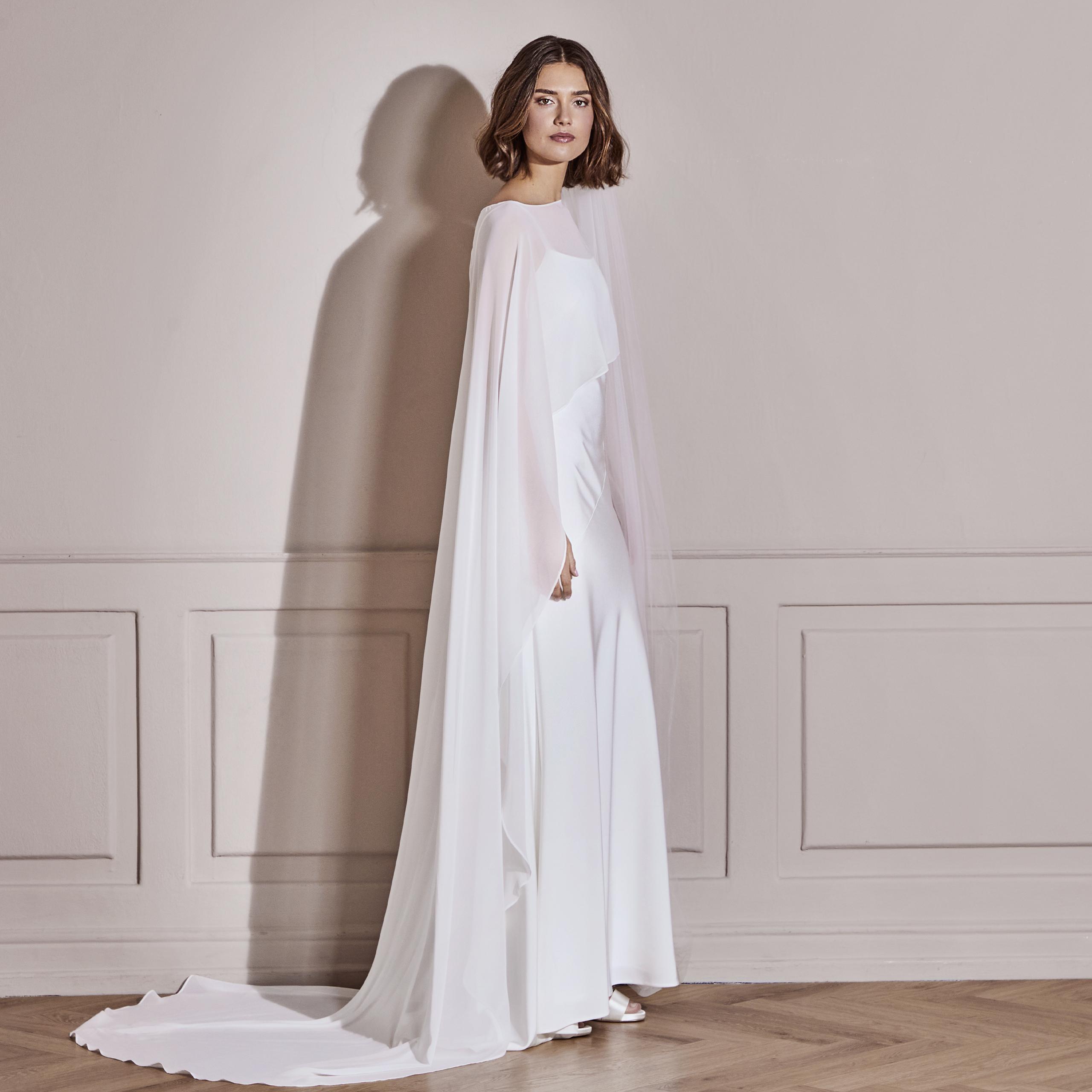 Cape longue de mariée blanc ivoire Lilly . mousseline Châle, boléro, étole, cape mariée blanche accessoire. Acheter boutique mariage Paris ou En ligne