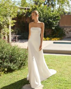 Robe de Mariée Magda Nouvelle Collection Alma Novia 2027 satin bustier simple top dentelle. Boutique mariage Paris essayer sur RDV