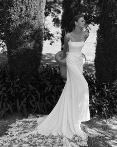 Robe de Mariée Marga alma novia 2027 boutique mariage paris. robe simple et chic fines bretelles traine dentelle
