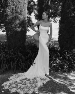 Robe de Mariée Marga alma novia 2027 boutique mariage paris. robe simple et chic fines bretelles traine dentelle