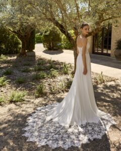 Robe de Mariée Marga alma novia 2027 boutique mariage paris. robe simple et chic fines bretelles traine dentelle