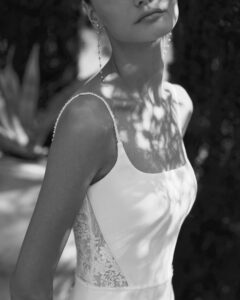 Robe de Mariée Marga alma novia 2027 boutique mariage paris. robe simple et chic fines bretelles traine dentelle