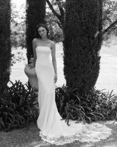 Robe de Mariée Mariona Nouvelle Collection Alma Novia 2027 bustier simple près du corps avec traine dentelle. Boutique mariage Paris