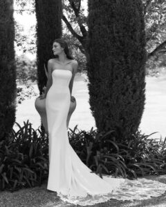 Robe de Mariée Mariona Nouvelle Collection Alma Novia 2027 bustier simple près du corps avec traine dentelle. Boutique mariage Paris