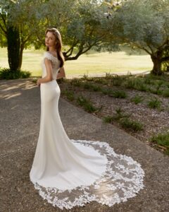 Robe de Mariée Mariona Nouvelle Collection Alma Novia 2027 bustier simple près du corps avec traine dentelle. Boutique mariage Paris