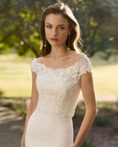Robe de Mariée Mariona Nouvelle Collection Alma Novia 2027 bustier simple près du corps avec traine dentelle. Boutique mariage Paris