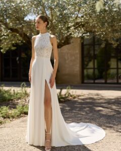 Robe de Mariée Mary Alma Novia 2027 col américain dentelle chic et fente robe fendue. A essayer à Paris sur RDV boutique mariage