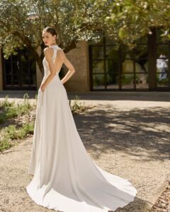 Robe de Mariée Mary Alma Novia 2027 col américain dentelle chic et fente robe fendue. A essayer à Paris sur RDV boutique mariage