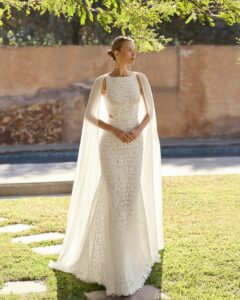 Robe de Mariée Mia Nouvelle Collection Alma Novia 2027 dentelle, près du corps. A essayer boutique mariage chez Pivoines and love à Paris