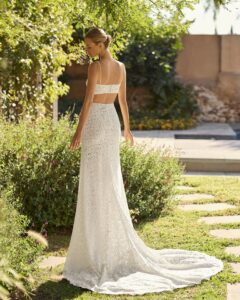 Robe de Mariée Mia Nouvelle Collection Alma Novia 2027 dentelle, près du corps. A essayer boutique mariage chez Pivoines and love à Paris
