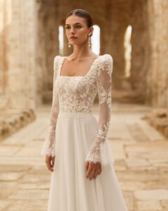 Robe de Mariée Panter Nouvelle Collection Adriana Alier 2027 col carré dentelle manches longues amovibles et jupe fluide