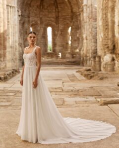 Robe de Mariée Panter Nouvelle Collection Adriana Alier 2027 col carré dentelle manches longues amovibles et jupe fluide