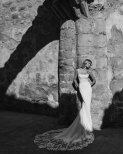 Robe de Mariée Paramo Adriana Alier 2027 boutique mariage paris. robe col carré bustier près du corps manches amovibles traine dentelle