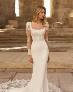 Robe de Mariée Paramo Adriana Alier 2027 boutique mariage paris. robe col carré bustier près du corps manches amovibles traine dentelle