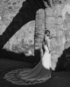 Robe de Mariée Paramo Adriana Alier 2027 boutique mariage paris. robe col carré bustier près du corps manches amovibles traine dentelle