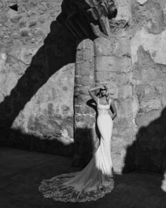 Robe de Mariée Paramo Adriana Alier 2027 boutique mariage paris. robe col carré bustier près du corps manches amovibles traine dentelle