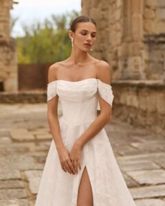 Robe de Mariée Piscilo Nouvelle Collection Adriana Alier 2027 bustier manches tombantes jupe volume fendue motif fleurs
