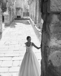 Robe de Mariée Planet Adriana Alier 2027 boutique mariage paris. robe bustier corset sans dentelle et évasée. boutique mariage Paris