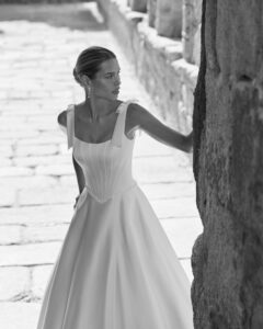 Robe de Mariée Planet Adriana Alier 2027 boutique mariage paris. robe bustier corset sans dentelle et évasée. boutique mariage Paris