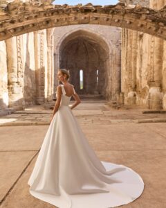 Robe de Mariée Planet Adriana Alier 2027 boutique mariage paris. robe bustier corset sans dentelle et évasée. boutique mariage Paris
