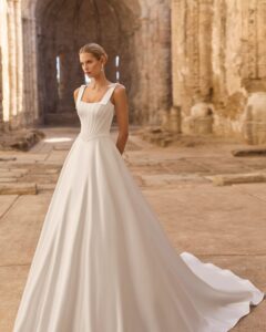 Robe de Mariée Planet Adriana Alier 2027 boutique mariage paris. robe bustier corset sans dentelle et évasée. boutique mariage Paris