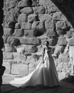 Robe de Mariée Polo Adriana Alier 2027 boutique mariage paris. robe col carré volume princesse sur les hanches en satin mikado