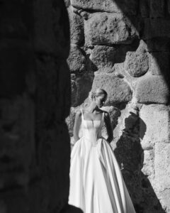 Robe de Mariée Polo Adriana Alier 2027 boutique mariage paris. robe col carré volume princesse sur les hanches en satin mikado