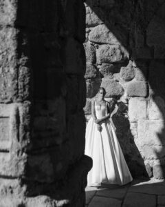 Robe de Mariée Polo Adriana Alier 2027 boutique mariage paris. robe col carré volume princesse sur les hanches en satin mikado