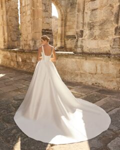 Robe de Mariée Polo Adriana Alier 2027 boutique mariage paris. robe col carré volume princesse sur les hanches en satin mikado