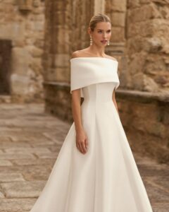 Robe de Mariée Pomal Adriana Alier 2027 boutique mariage paris. robe bustier corset sans dentelle et évasée col bateau