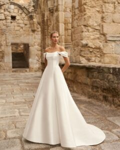 Robe de Mariée Pomal Adriana Alier 2027 boutique mariage paris. robe bustier corset sans dentelle et évasée col bateau
