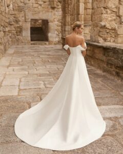Robe de Mariée Pomal Adriana Alier 2027 boutique mariage paris. robe bustier corset sans dentelle et évasée col bateau