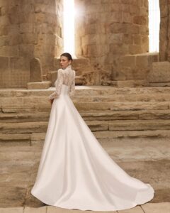 Robe de Mariée Pomelo Adriana Alier 2027 boutique mariage paris. robe bustier corset sans dentelle et évasée top dentelle col montant