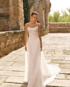 Robe de Mariée Portia Adriana Alier 2027 boutique mariage paris. robe bustier corset dentelle et bas fluide. boutique mariage Paris